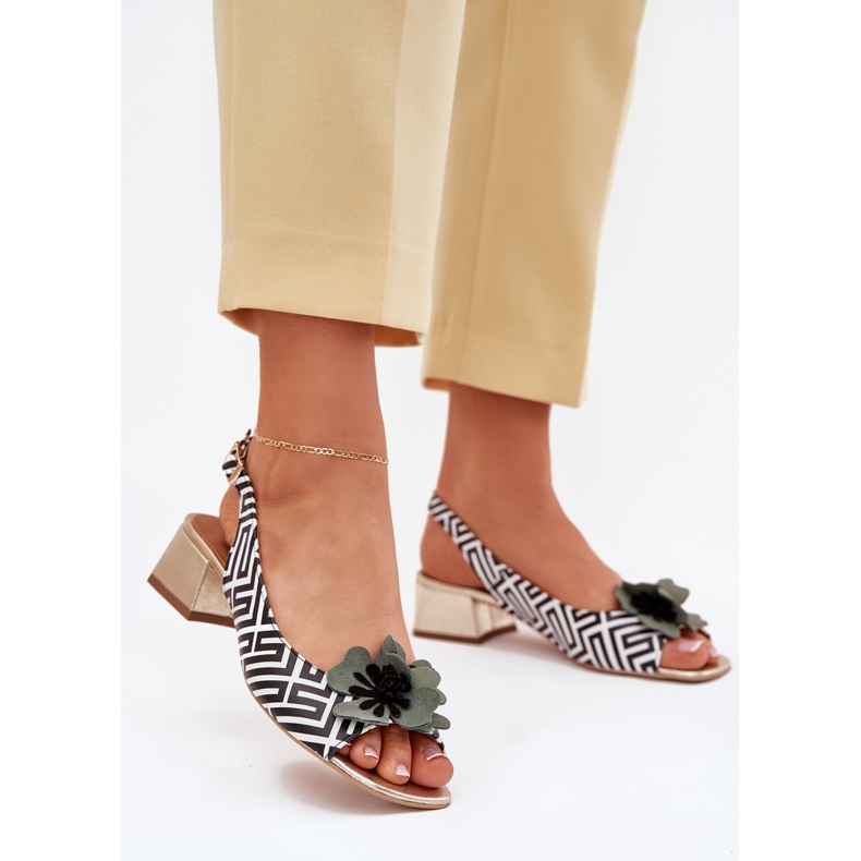 Sandalias de cuero para mujeres en una cuadra con una flor decorativa Laura Messi 2973 Blanco y negro 2