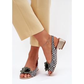 Sandalias de cuero para mujeres en una cuadra con una flor decorativa Laura Messi 2973 Blanco y negro 3