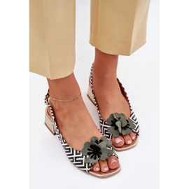 Sandalias de cuero para mujeres en una cuadra con una flor decorativa Laura Messi 2973 Blanco y negro 5