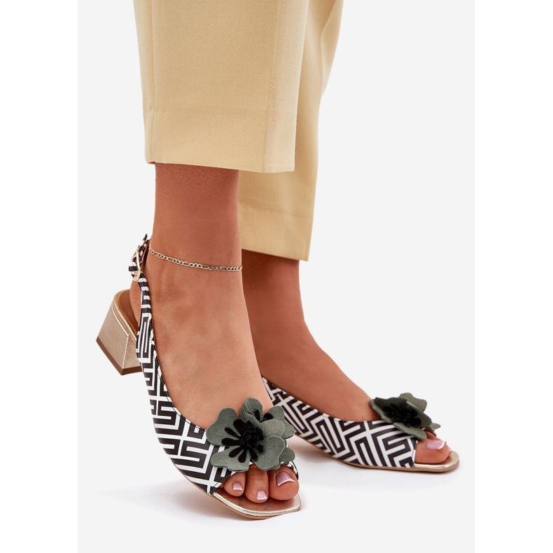 Sandalias de cuero para mujeres en una cuadra con una flor decorativa Laura Messi 2973 Blanco y negro 1
