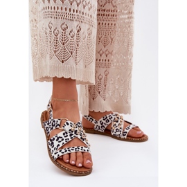 Sandalias para mujeres de tacón plano con tachuelas de color blanco dorado 2