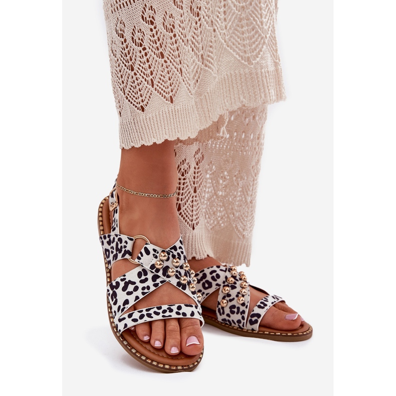 Sandalias para mujeres de tacón plano con tachuelas de color blanco dorado 1