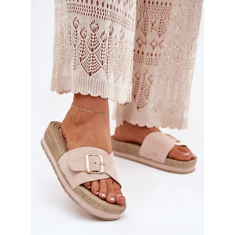 Zapatillas para mujeres en la plataforma con una abrazadera dorada beige 2 Zapatillas para mujeres en la plataforma con una abrazadera dorada beige 2