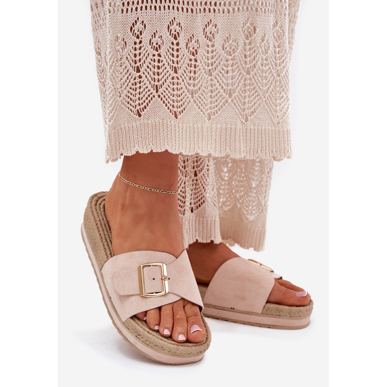 Zapatillas para mujeres en la plataforma con una abrazadera dorada beige 1