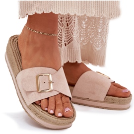 Zapatillas para mujeres en la plataforma con una abrazadera dorada beige 10