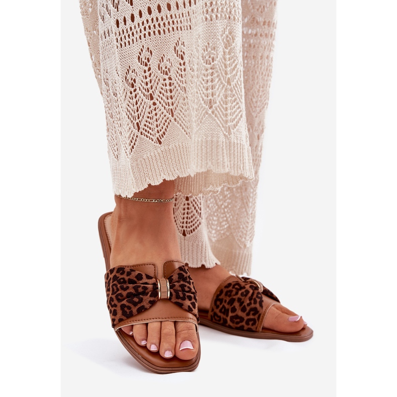 Chanclas de mujer plana con arco de camello marrón 1