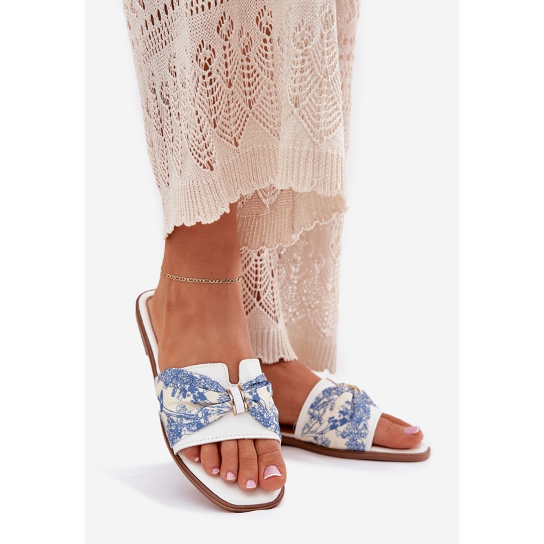 Chanclas de mujer plana con un arco blanco 1