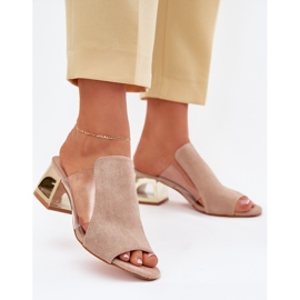 Zapatillas para mujeres en un post beige dorado 2