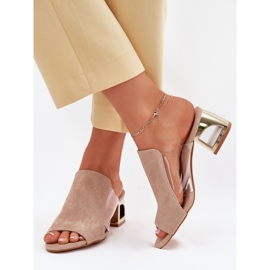 Zapatillas para mujeres en un post beige dorado 3