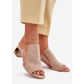 Zapatillas para mujeres en un post beige dorado 1