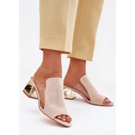 Chanclas para mujeres en el pilar dorado beige de luz 2