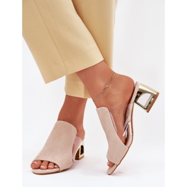 Chanclas para mujeres en el pilar dorado beige de luz 5
