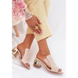 Chanclas para mujeres en el pilar dorado beige de luz 6