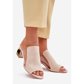Chanclas para mujeres en el pilar dorado beige de luz 1