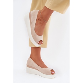 Sandalias para mujeres para una cuña con beige ligero de gamuza ecológica 5
