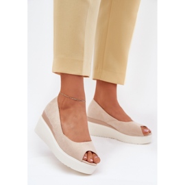 Sandalias para mujeres para una cuña con beige ligero de gamuza ecológica 2