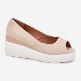 Sandalias para mujeres para una cuña con beige ligero de gamuza ecológica 4