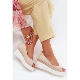 Sandalias para mujeres para una cuña con beige ligero de gamuza ecológica 6