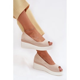 Sandalias para mujeres para una cuña con beige ligero de gamuza ecológica 7
