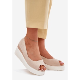 Sandalias para mujeres para una cuña con beige ligero de gamuza ecológica 1