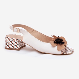 Sandalias de cuero para mujeres en una cuadra con una flor decorativa Laura Messi 2973 White blanco 4