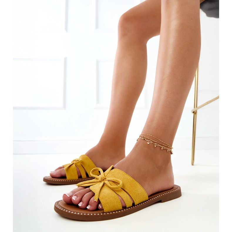 Chanclas amarillas con arco y decoración en los bordes amarillo 1 Chanclas amarillas con arco y decoración en los bordes amarillo 1