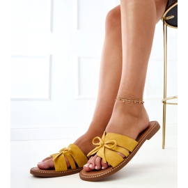 Chanclas amarillas con arco y decoración en los bordes amarillo 2 Chanclas amarillas con arco y decoración en los bordes amarillo 2