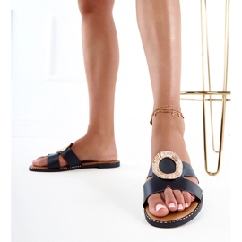 Chanclas negras con una decoración dorada y recortes en el cinturón negro 3
