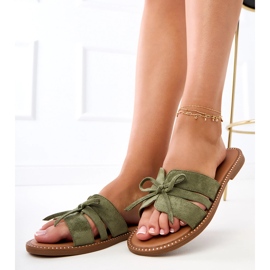 Chanclas verdes con arco y decoración en los bordes 1 Chanclas verdes con arco y decoración en los bordes 1