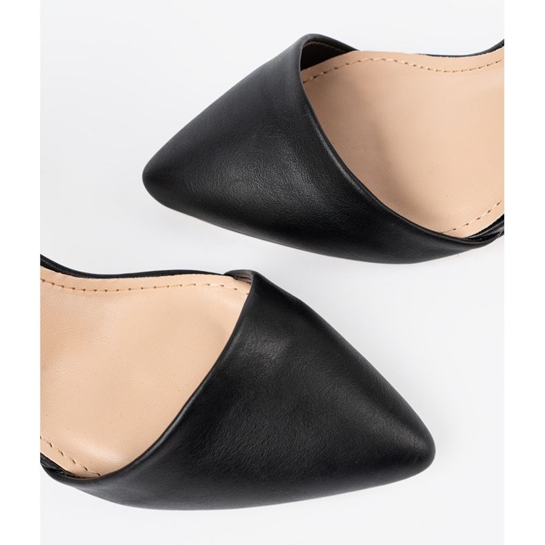 Bombas negras en un tacón alto negro 1