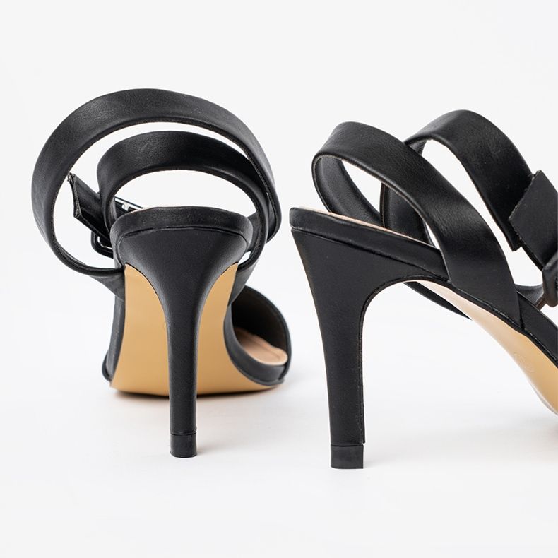 Bombas negras en un tacón alto negro 2 Bombas negras en un tacón alto negro 2