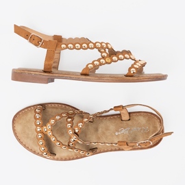 Sandalias planas de caramelo con tachuelas beige 5