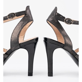 Bombas negras en un tacón alto negro 1 Bombas negras en un tacón alto negro 1