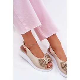 Sandalias de cuero para mujeres con una cuña con un arco beige Zazoo 1882 9