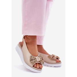 Sandalias de cuero para mujeres con una cuña con un arco beige Zazoo 1882 1