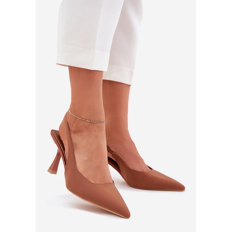 Sandalias para mujeres en el alfiler de camello marrón 1