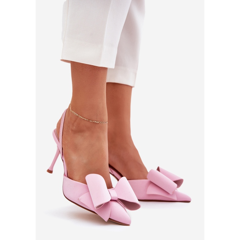 Tacones altos con tacones desnudos y un arco rosa 1