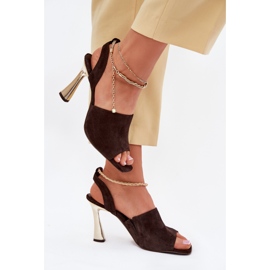 Sandalias de gamuza sobre un tacón alto con un brazalete decorativo de chocolate Chebello 4440 marrón 1