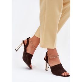 Sandalias de gamuza sobre un tacón alto con un brazalete decorativo de chocolate Chebello 4440 marrón 2