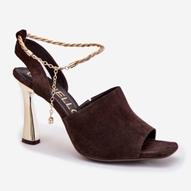 Sandalias de gamuza sobre un tacón alto con un brazalete decorativo de chocolate Chebello 4440 marrón 7