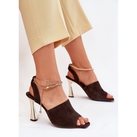 Sandalias de gamuza sobre un tacón alto con un brazalete decorativo de chocolate Chebello 4440 marrón 4