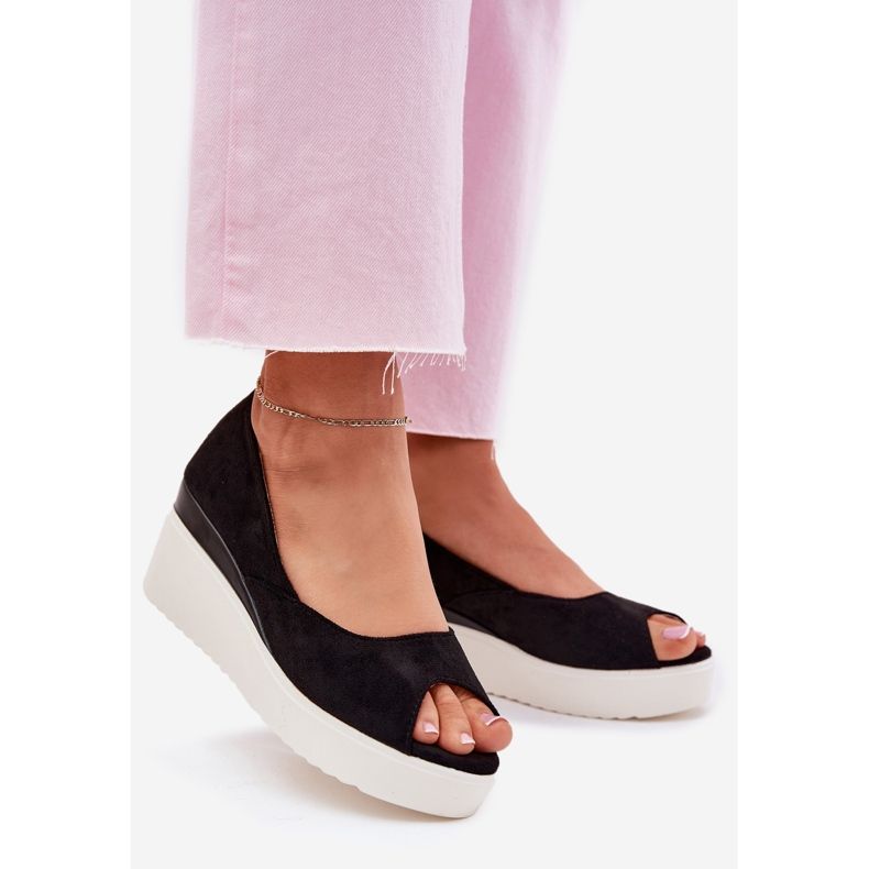 Sandalias para mujeres para una cuña con Eco Suede Black negro 1