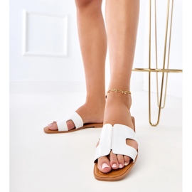 Aletas blancas en una suela plana con prensado blanco 2 Aletas blancas en una suela plana con prensado blanco 2