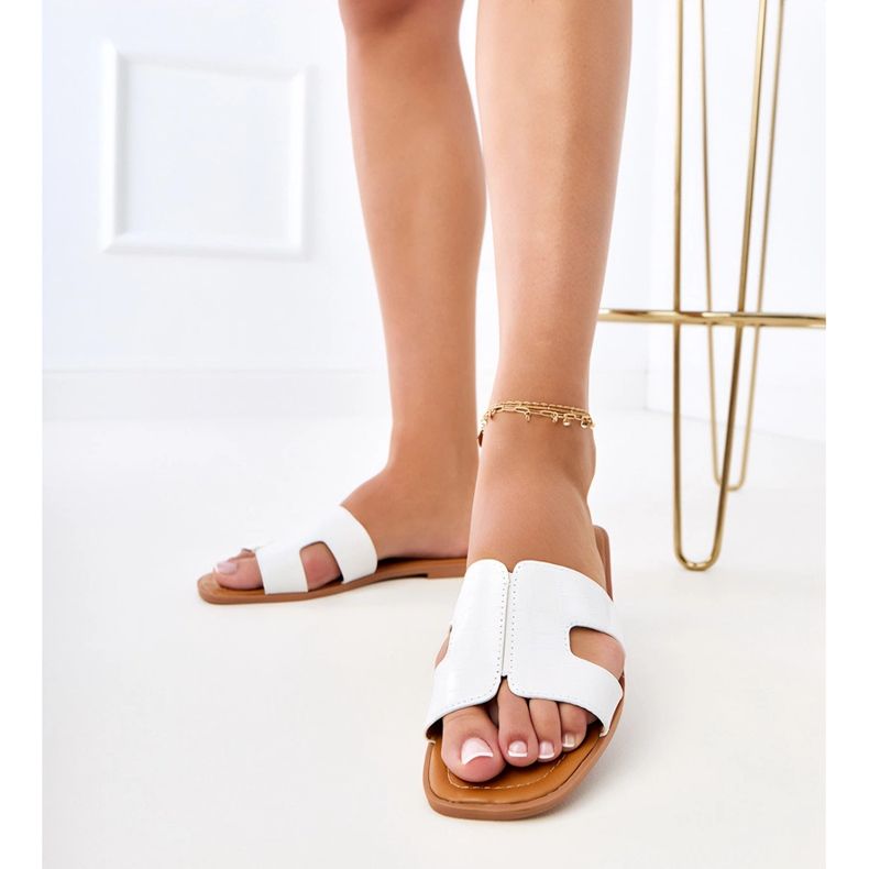 Aletas blancas en una suela plana con prensado blanco 2