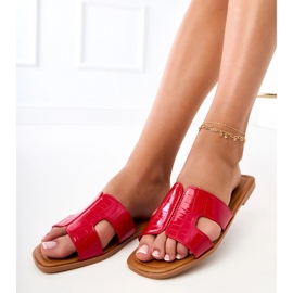 Flip rojo -flops en una suela plana con prensado 2 Flip rojo -flops en una suela plana con prensado 2