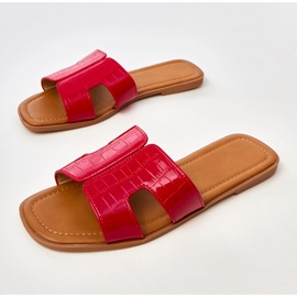 Flip rojo -flops en una suela plana con prensado 6