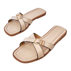 Chanclas beige con una hebilla decorativa en el cinturón 5