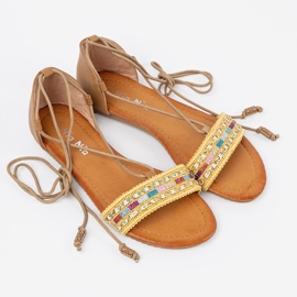 Sandalias marrones con una correa decorada marrón 3