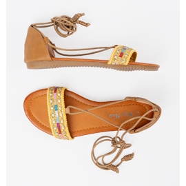 Sandalias marrones con una correa decorada marrón 5