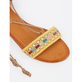 Sandalias marrones con una correa decorada marrón 1